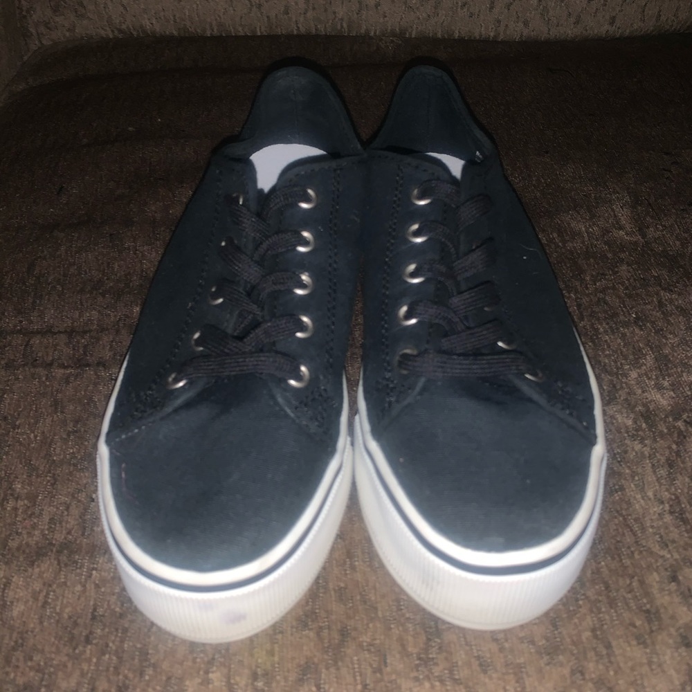 Black Repo Low Top Sneaks